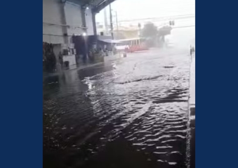 Terminal 2 fica alagado durante chuva em Manaus; Defesa Civil registrou 13 ocorrências