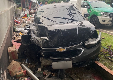 Carro desgovernado destrói banca em frente a cemitério de Manaus; vídeo
