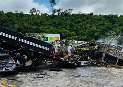 Colisão entre ônibus, carreta e carro deixa 21 mortos em MG  