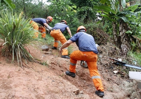 Barranco desmorona durante forte chuva em Manaus