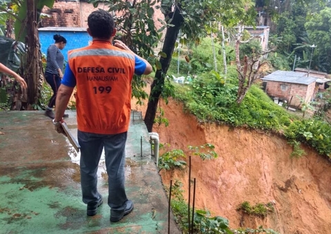Muro de casa é levado durante deslizamento de barranco em Manaus