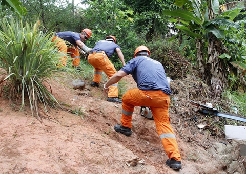 Temporal violento faz casa desabar e barrancos desmoronarem em Manaus