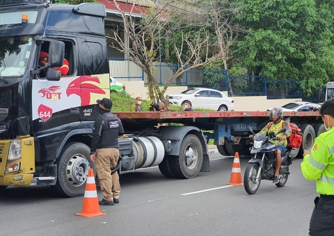 Caminhões e carretas são fiscalizados na Operação Carga Pesada em Manaus
