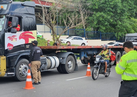 Operação Carga Pesada fiscaliza carretas e caminhões em Manaus