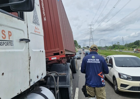 Detran-AM flagra caminhão com container prestes a tombar 