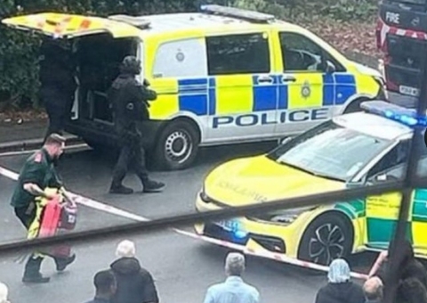 Homem atropela e esfaqueia 5 pessoas na frente de sinagoga em Manchester