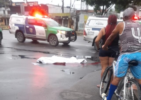 Homem é assassinado a facadas no meio de avenida em Manaus 