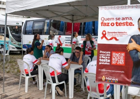 Campanha 'Dezembro Vermelho' oferta teste rápido de HIV em comunidades de Manaus