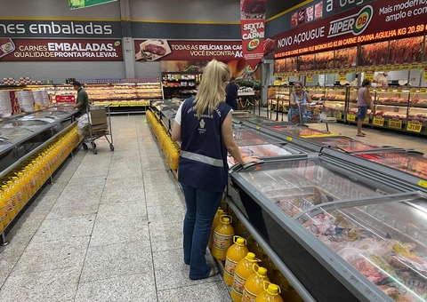 Comércios de Manaus são autuados por vender alimentos impróprios para consumo