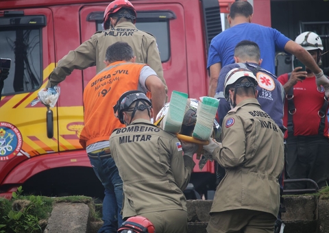 Mais de 50 bombeiros atuam em resgate de família soterrada na Redenção