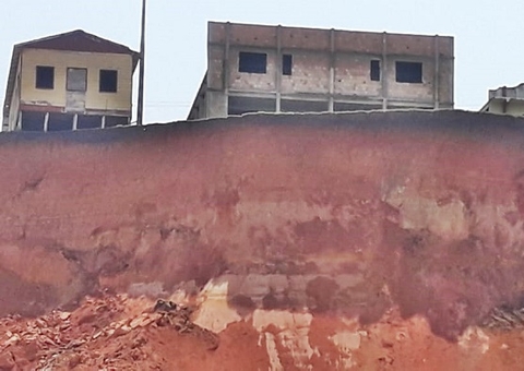 Bombeiros buscam por desaparecidos após desbarrancamento em comunidade no Amazonas