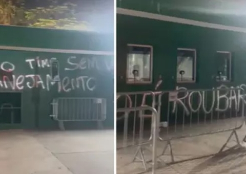 Torcida se revolta e picha sede do Palmeiras após goleada histórica: 'Acorda blogueirinha'
