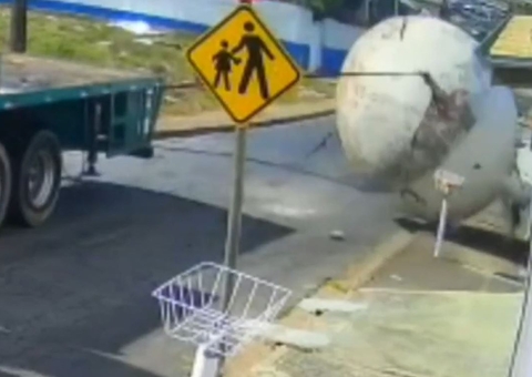 Vídeo: Tanque de 3 toneladas se desprende de caminhão e destrói tudo pelo caminho