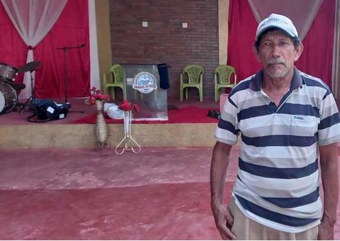 Homem morre na frente do altar após cair do telhado de igreja