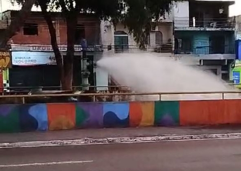Vídeo mostra água jorrando para igarapé em dia de desabastecimento em Manaus