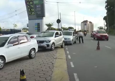 Dia Livre de impostos tem fila quilométrica e disputa por gasolina a R$ 5 em posto de Manaus 