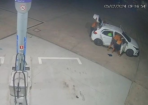 Vídeo mostra execução de jovens e grupo saqueando vítimas em posto de Manaus