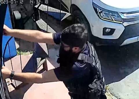 Vídeos mostram policiais invadindo distribuidora de mulher torturada em Manaus