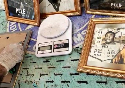 Quadros do Pelé recheados de drogas são encontrados entre encomendas dos Correios em Manaus