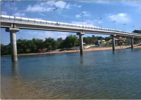 Barco com PMs e servidor naufraga em rio