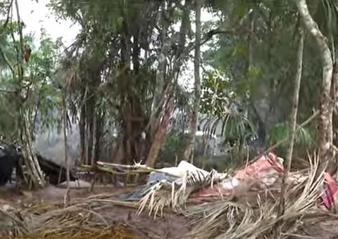 Famílias são obrigadas a deixar barracos durante reintegração de posse em Manaus