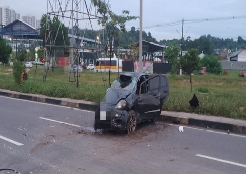Motorista fica ferido em acidente grave na Avenida das Torres