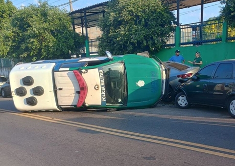 Viatura da PM capota após bater em dois carros na Compensa