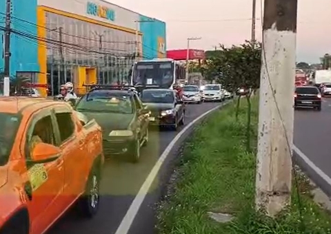 Acidente com queda de poste deixa trânsito caótico e 3 bairros sem energia