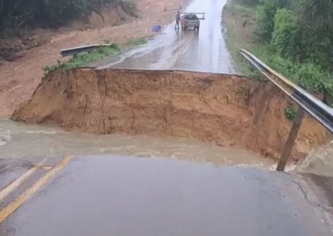 Trecho da AM-010 que desabou recebe ponte improvisada 