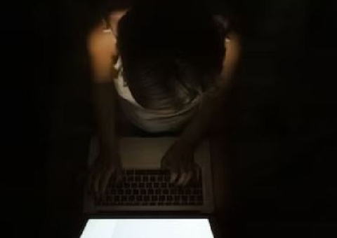 Mãe é presa ao tentar contratar assassino de aluguel na web para matar filho de 3 anos 