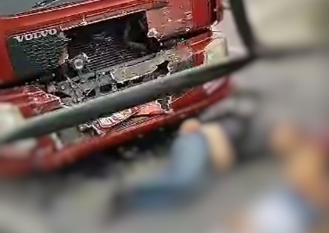 Motocicleta bate de frente com caminhão e dois homens ficam feridos em Manaus