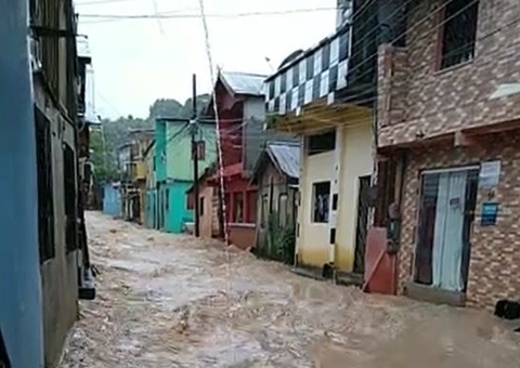 Rua vira mar de lama e casas são inundadas durante chuva em Manaus 