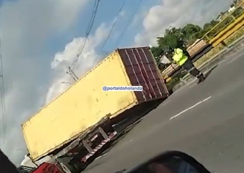Carreta tomba e deixa trânsito infernal em avenida de Manaus 