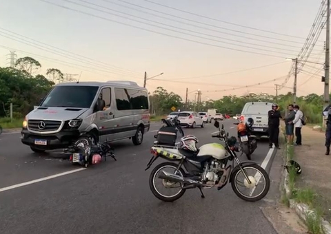 Acidente deixa motoqueiro ferido e paralisa trânsito em Manaus