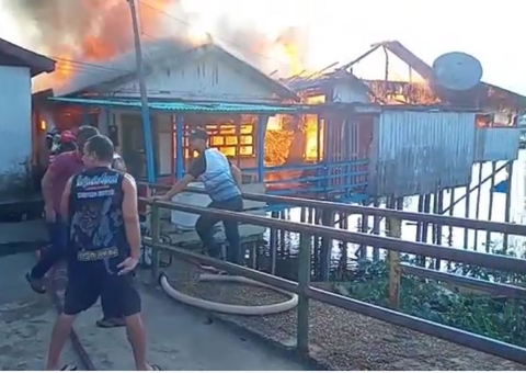 Incêndio destrói 3 casas e deixa populares desesperados no Amazonas, veja vídeos