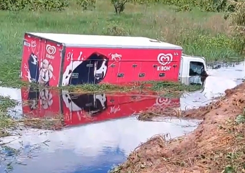 Caminhão de sorvetes despenca dentro de igarapé na AM-010