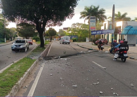 Acidente: Carro derruba poste e deixa trânsito caótico em avenida de Manaus 
