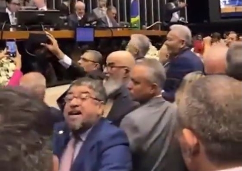 Deputado dá tapa no rosto de colega durante sessão na Câmara; veja vídeo