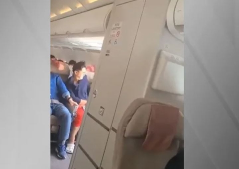 Pânico: Homem abre porta de avião no ar e deixa 12 pessoas feridas