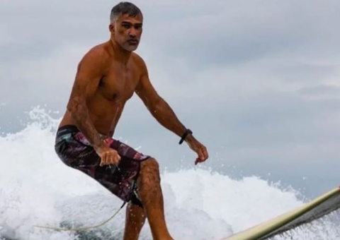Salva-vidas morre ao sofrer mal súbito enquanto surfava 
