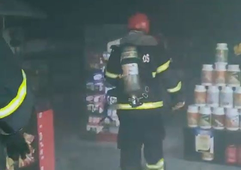 Vídeo: Drogaria Bom Preço pega fogo na avenida Efigênio Sales