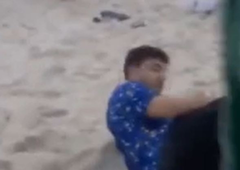 Vídeo: Torcedor do Boca Juniors é agredido na Praia de Copacabana