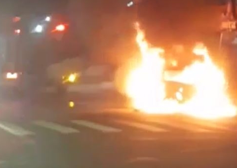 Carro é consumido durante incêndio em avenida de Manaus 