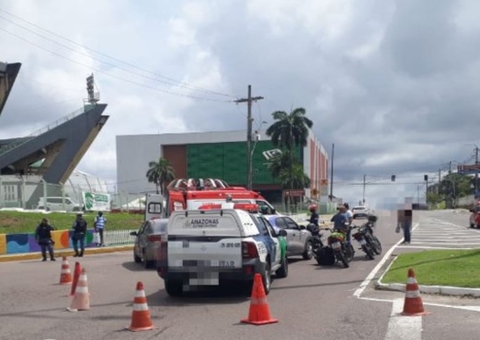 Acidente entre carro e motocicleta deixa piloto ferido em avenida de Manaus