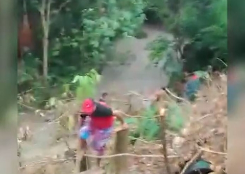 Vídeo mostra resgate dramático de adolescentes que caíram em igarapé em Manaus