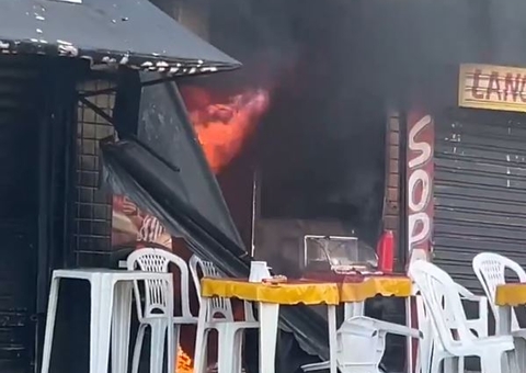 Vídeo: Restaurante pega fogo e deixa populares desesperados no Centro 