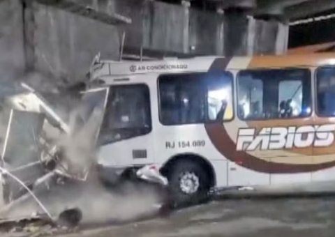 Ônibus desgovernado arrasta carros e deixa nove pessoas feridas na noite de Natal