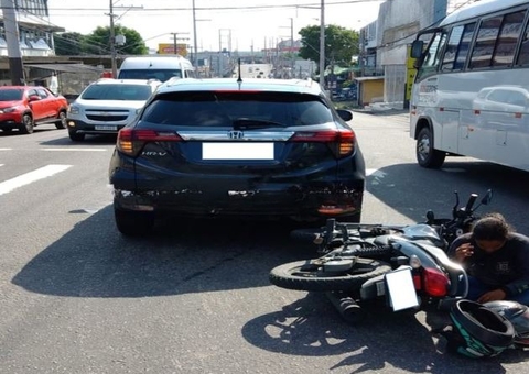 Acidente entre carro e motocicleta deixa ferido em avenida de Manaus 