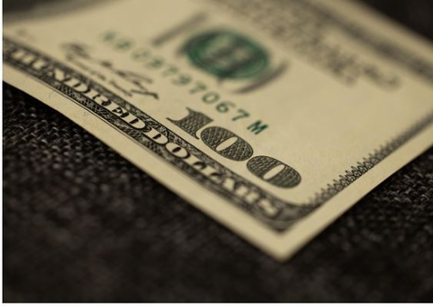 Dólar aprofunda queda após Datafolha sobre Lula e fecha abaixo de R$ 5,70 pela primeira vez em 3 meses