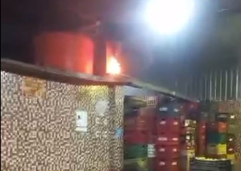 Incêndio assusta permissionários e clientes na Feira da Manaus Moderna; veja vídeos